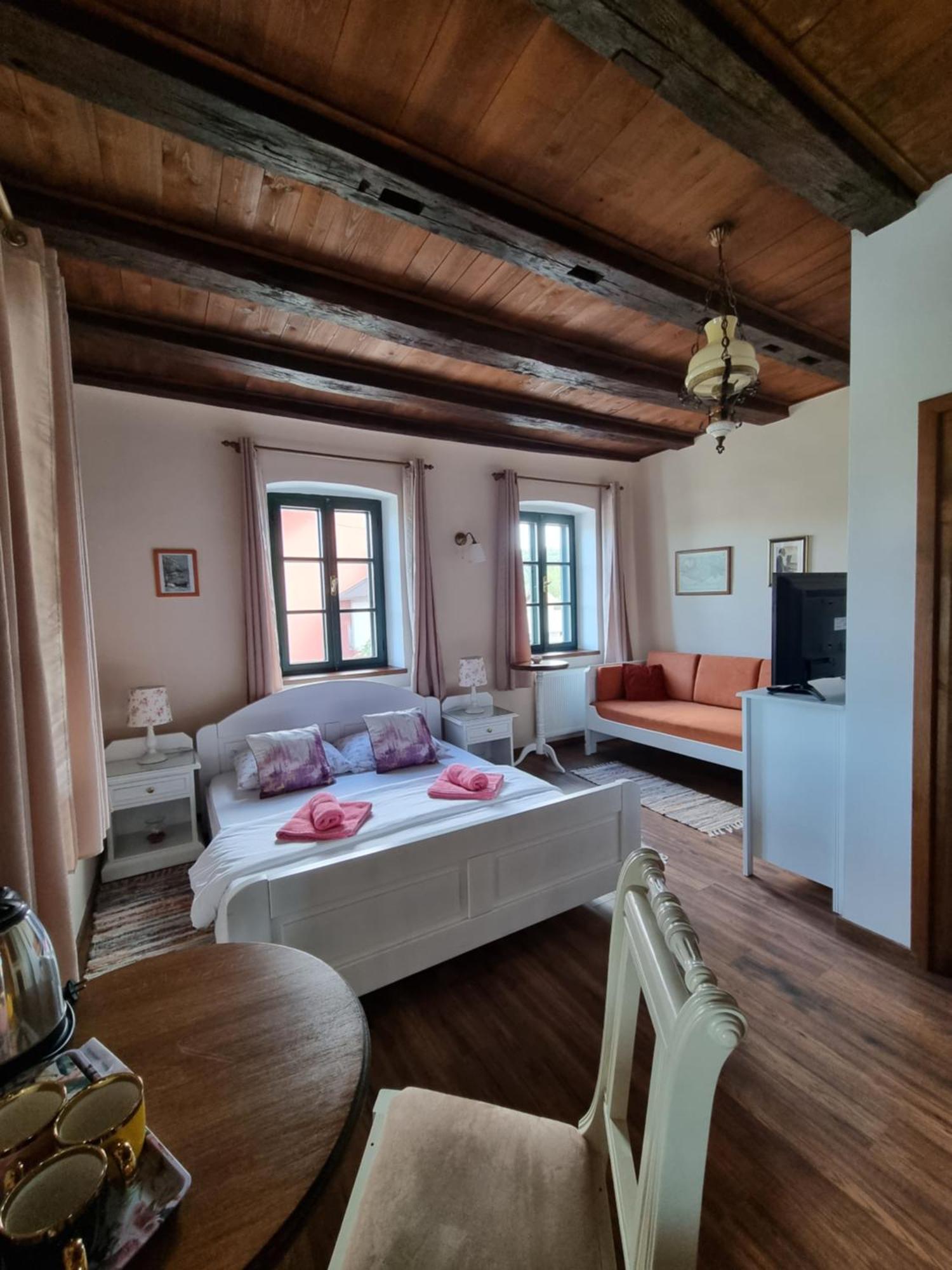 Taverna 1860 Rooms & Apartments Donja Zelina Phòng bức ảnh